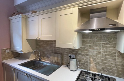 Mile End Apartment | LNDN-EDI133 · Chic Victorian Flat in Private Estate - Mile End!