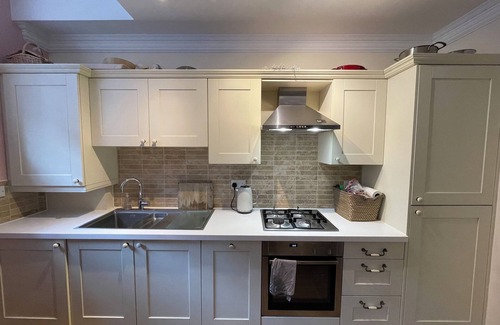 Mile End Apartment | LNDN-EDI133 · Chic Victorian Flat in Private Estate - Mile End!