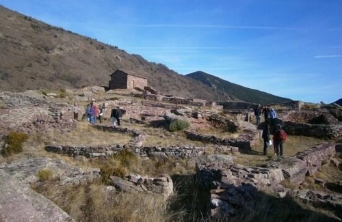 Llagunes Cottage | lo pallé de lime bosch magnificent Pyrenees cottage 12 km from Sort
