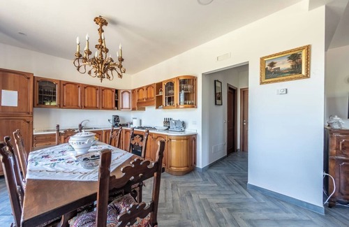 Lioni House | Lo specchio di Alice