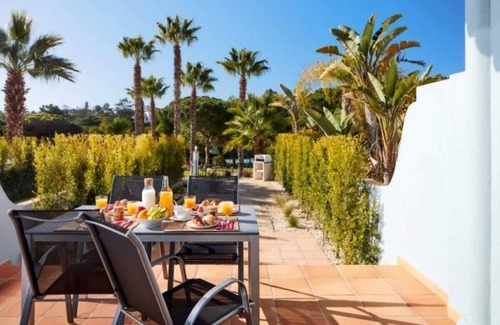 Vale do Garrao Villa | Lobo Palm Village - Fantastic 3 bedroom house with shared pools
