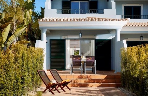 Vale do Garrao Villa | Lobo Palm Village - Fantastic 3 bedroom house with shared pools