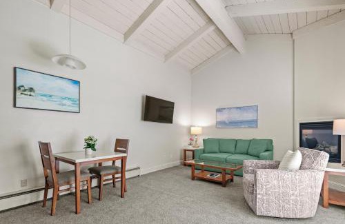 Golden Rectangle Hotel | Lobos Lodge