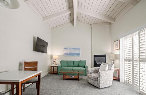 Golden Rectangle Hotel | Lobos Lodge