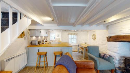 Port Isaac House | Lobster Cove, 50 metres from the beach, harbour, pub & coastal walks