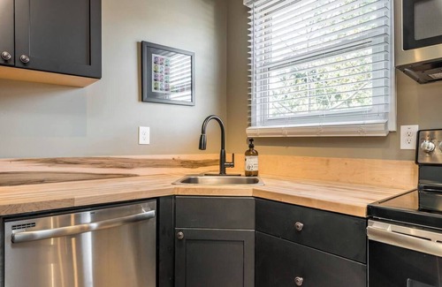 Highlands Apartment | Local Legends Lounge - Walkable to fun- Location!