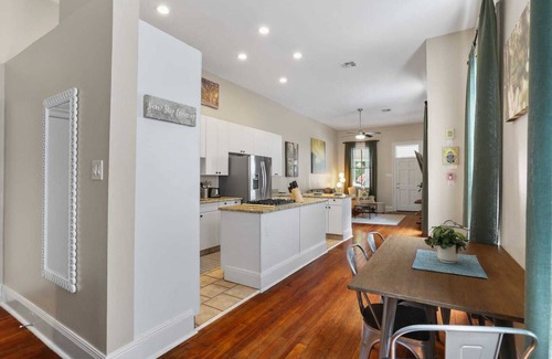 New Orleans Apartment | Locals Favorite |Mid City 1BR| Cafe+Streetcar Line