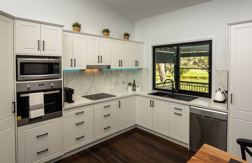 Stanthorpe Cottage | Located 10 minutes walk from the main street overlooking the local creek