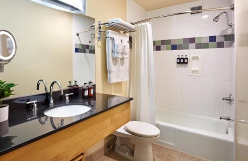 Beverly Grove Hotel | Located at Vibrant Beverly Blvd | Relaxing Family Rooms
