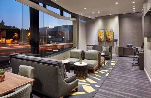 Beverly Grove Hotel | Located at Vibrant Beverly Blvd | Relaxing Family Rooms