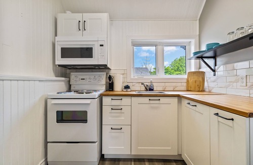 Shediac Apartment | Located behind an amazing Ice cream shop & restaurant, our space is perfect anyone visiting Shediac!