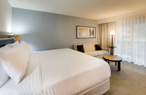 Oyster Point Hotel | Located Close to Jack Drago Park, Pet-friendly, with Onsite Parking
