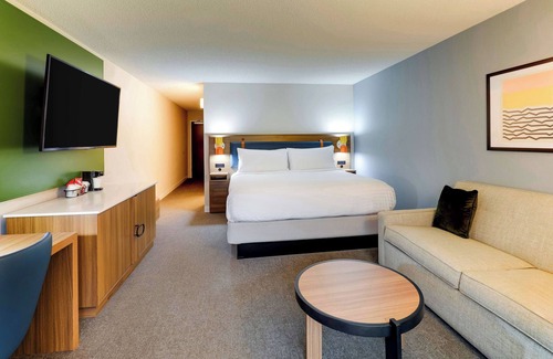 Oyster Point Hotel | Located Close to Jack Drago Park, Pet-friendly, with Onsite Parking