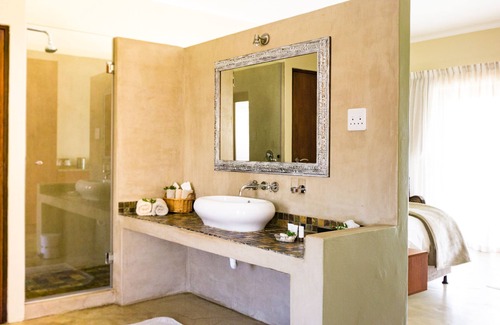Pringle Bay House | Located in a Nature Reserve, you will get pampered and can relax.