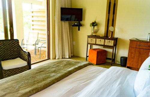 Pringle Bay House | Located in a Nature Reserve, you will get pampered and can relax.