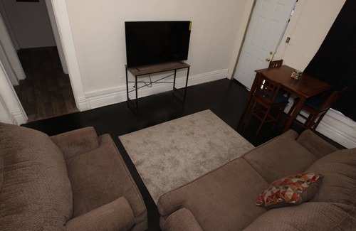 Vicksburg Apartment | Located in downtown area. Lovely 2 bedroom serviced duplex/ apartment space.