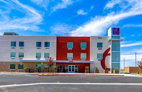 Las Vegas Apartment | Located in Las Vegas, Motel 6 Las Vegas, Nv - Motor Speedway features free WiFi .