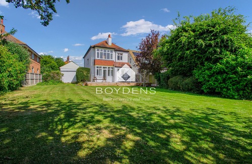 Frinton-on-Sea House | Located in one of the popular Frinton Avenues within walking distance of shops, cafes and beaches