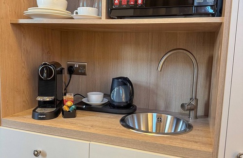 Padfield Apartment | Located in the heart of Glossop in the High Peak, Westwood Boutique Aparthotel combines comfort with convenience. Set against the breathtaking backdrop of the Peak District.