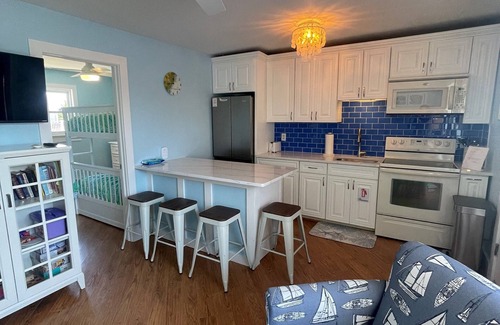 Stone Harbor Condo | located in the heart of Stone Harbor just 3 blocks from downtown 96th Street shopping area and 1 1/2 blocks to the beach. The courtyard is furnished with outdoor table, chairs and umbrellas.