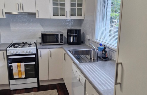 Rivervale House | Located in the Heart of Lathlain are cosy 3 bedrooms 1 bath suburban house