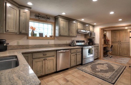 Creede House | Located in the Heart of Downtown Creede - Private Hot Tub - Outdoor Living