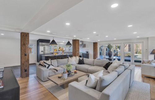 Hunter House | Located in the heart of Hunter, w/direct views of the slopes, walking.