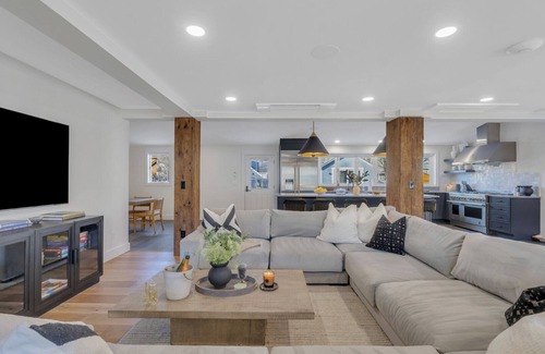 Hunter House | Located in the heart of Hunter, w/direct views of the slopes, walking.