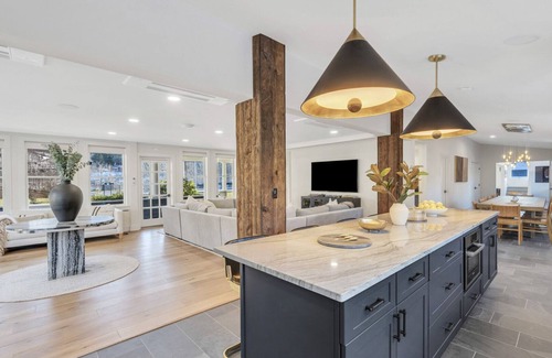 Hunter House | Located in the heart of Hunter, w/direct views of the slopes, walking.