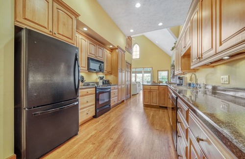 Saugatuck House | Located in the heart of downtown Saugatuck, Tootsie's Place offers spectacular
