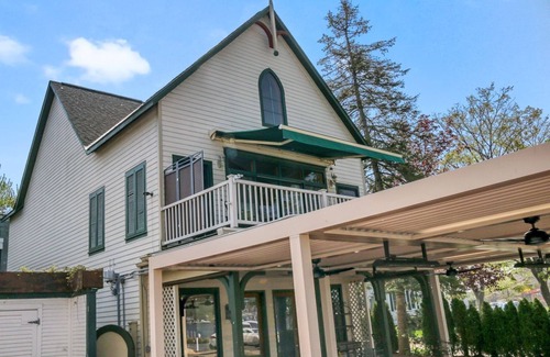 Saugatuck House | Located in the heart of downtown Saugatuck, Tootsie's Place offers spectacular