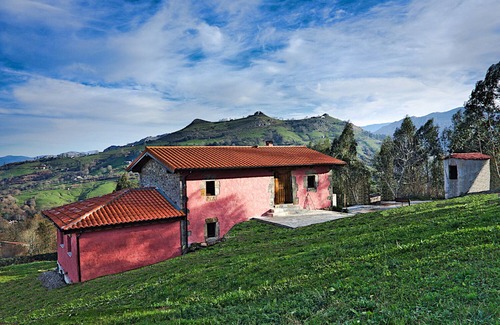 Lierganes Cottage | Located in the mountains, in Lierganes and close to the beach. Pets are allowed.