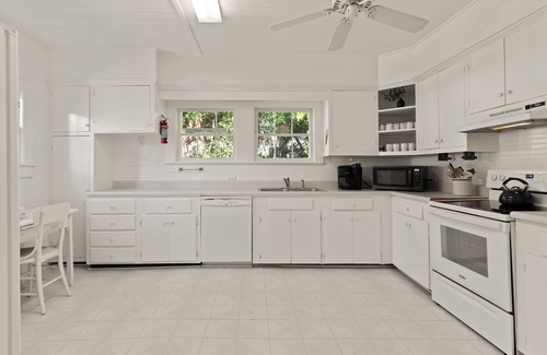 East Beach House | Located next to the 5th Street Beach Entrance and sleeps 11