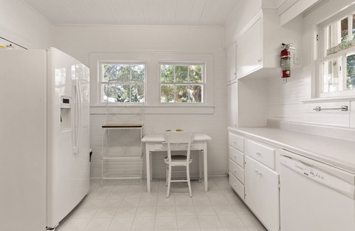 East Beach House | Located next to the 5th Street Beach Entrance and sleeps 11