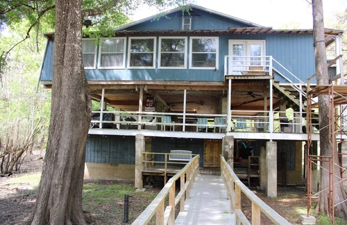 Branford House | Located on the Santa Fe River perfect for boating & tubing on the Ichetucknee.