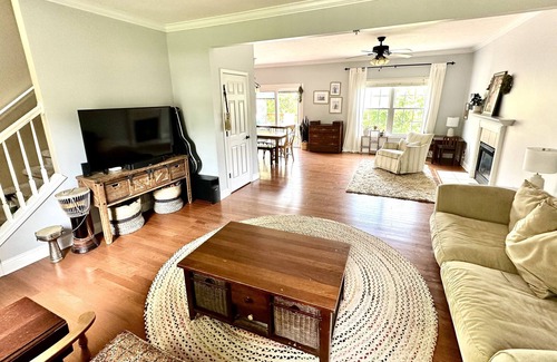 Ashley Oaks House | Located Steps Away from Parks, Stores, and 18 mins to downtown