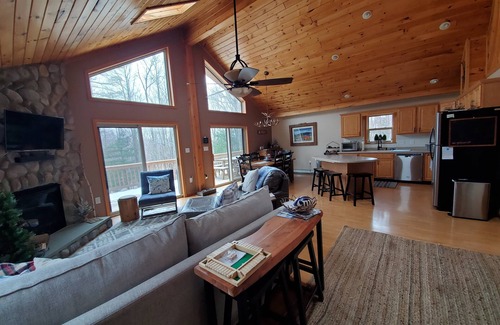 Hunter House | Located within 10 minutes from both Windham Mountain and Hunter Mountain!