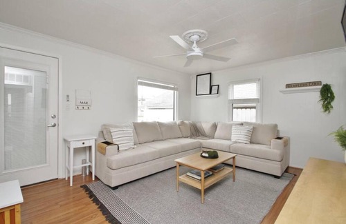 Brooklyn House | LOCATION! 2bd/1ba with 2 patios on Wamplers Lake.