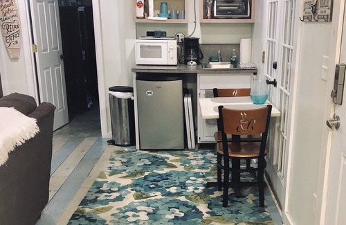 Ocean Park Apartment | Location.AirConditioner.Above Tami Lyns Place