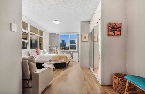 Woolloomooloo Apartment | Location and lifestyle in a cute luxe studio with stunning city views