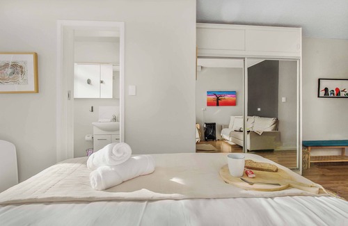 Woolloomooloo Apartment | Location and lifestyle in a cute luxe studio with stunning city views