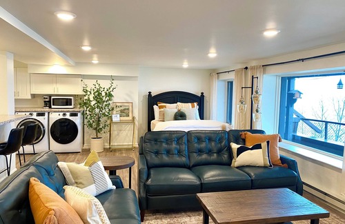 East Hillside Apartment | Location and panoramic lake views will make for an unforgettable experience.