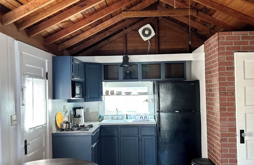Bass River Cabin | LOCATION! CABIN sleeps3, 1 mile to BEACH, Heated POOL, Kitchen/Grill, Parking