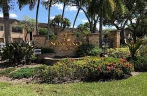 Davie Apartment | *LOCATION* Centrally located 1/1 condo near South Florida's popular attractions