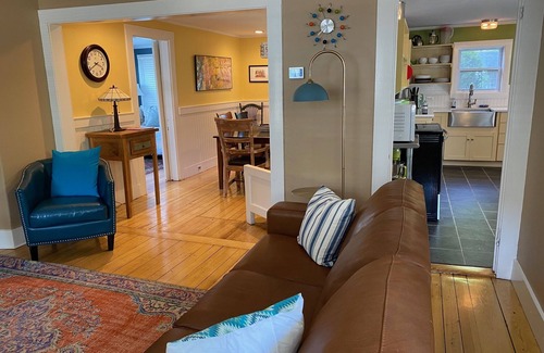 Oak Bluffs House | Location, Charm, & Steps to Town/Beach - Central AC, 100% Renewable Energy