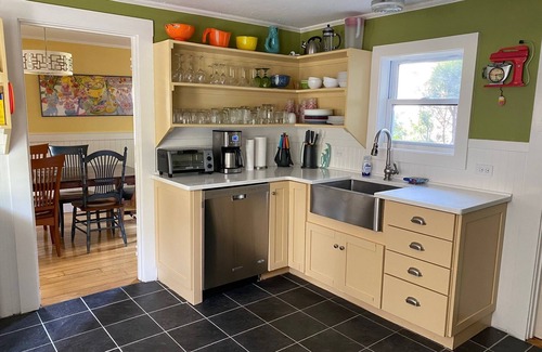 Oak Bluffs House | Location, Charm, & Steps to Town/Beach - Central AC, 100% Renewable Energy