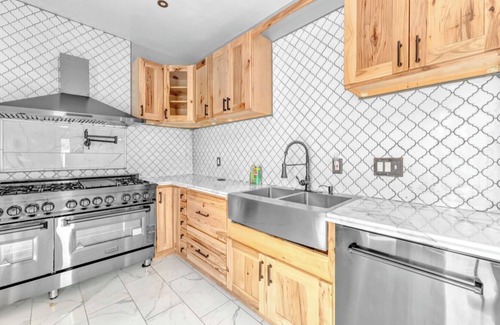Niagara County House | Location! Close to Falls! 6-bedroom house in Niagara Falls