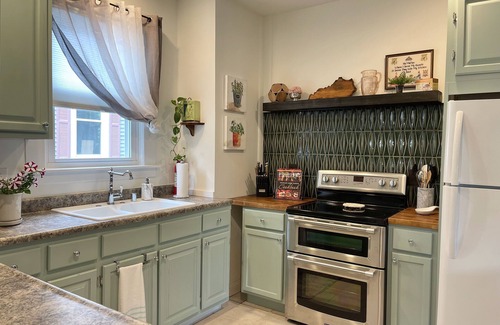 Georgetown Cottage | Location! Comfy Beds~Hot Tub~6mi KY Horse Park~Walkable