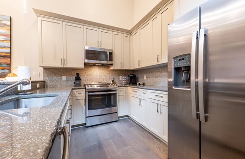 Central Business District Apartment | 🐊LOCATION & CONDO to Stay in When Visiting DOWNTOWN NOLA! QN Sleeper Sofa & 15 ft Ceilings!🐊