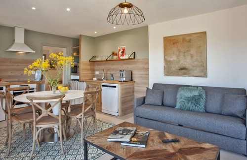 Calvi Apartment | location de vacances Olivier jardin privatif et piscine chauffée partagée